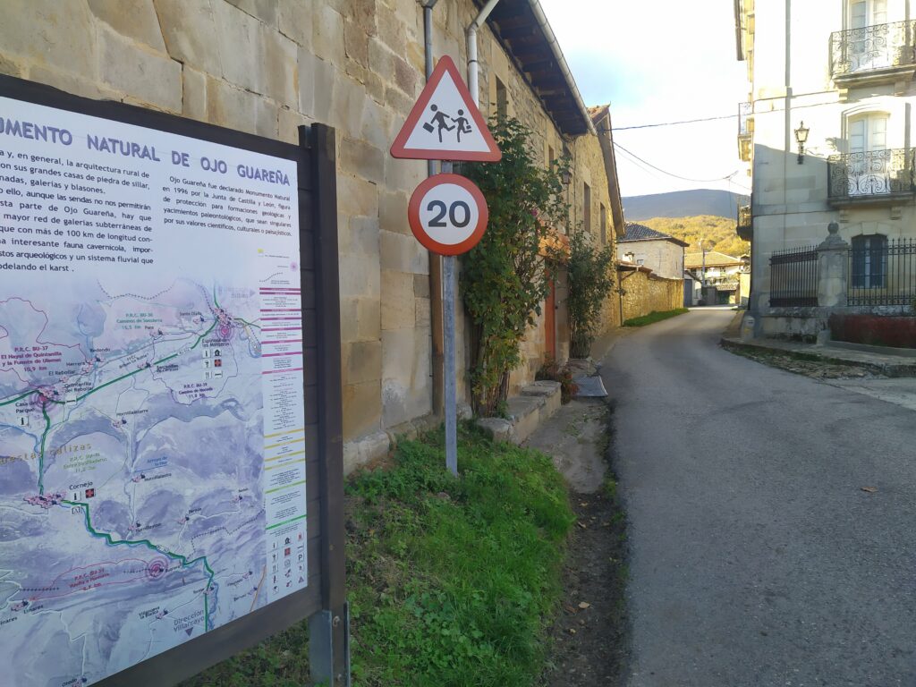 Comenzamos la ruta de la Cascada de la Salceda en el pueblo de Quisicedo