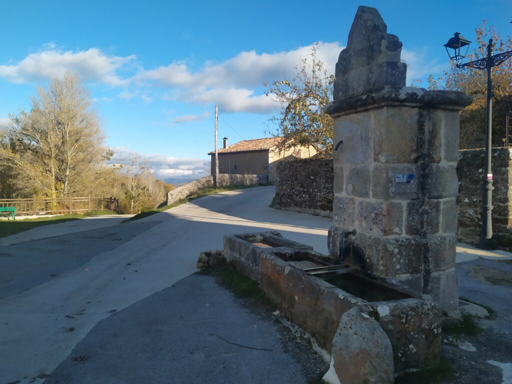 Fuente donde tomaremos desvío a la derecha para bajar a las piscinas naturales de Quisicedo