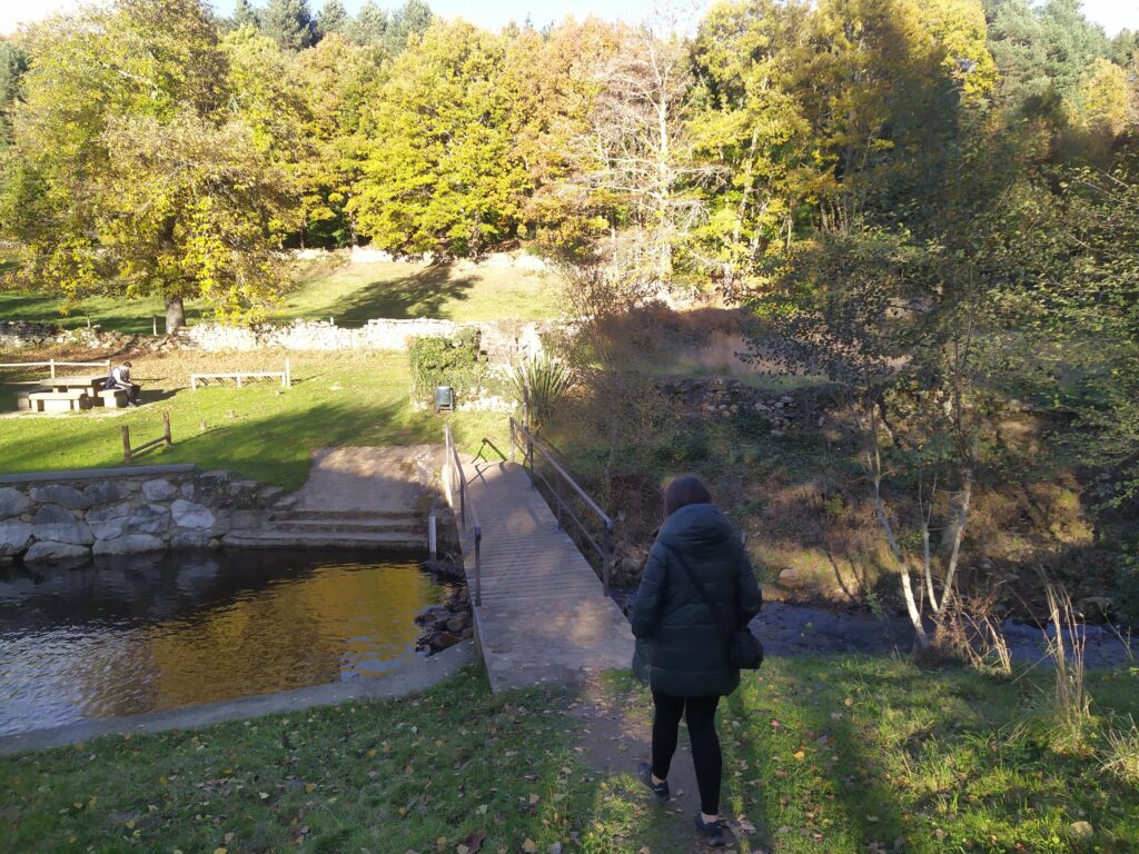 Pasaremos por un puente de amdera dejo atrás el área recreativa