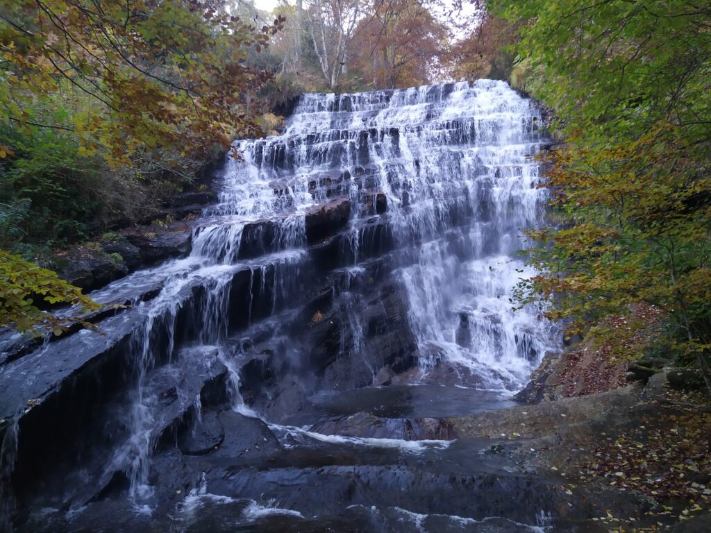 Ya podemos observar la Cascada de la Salceda con una altura de 30 metros