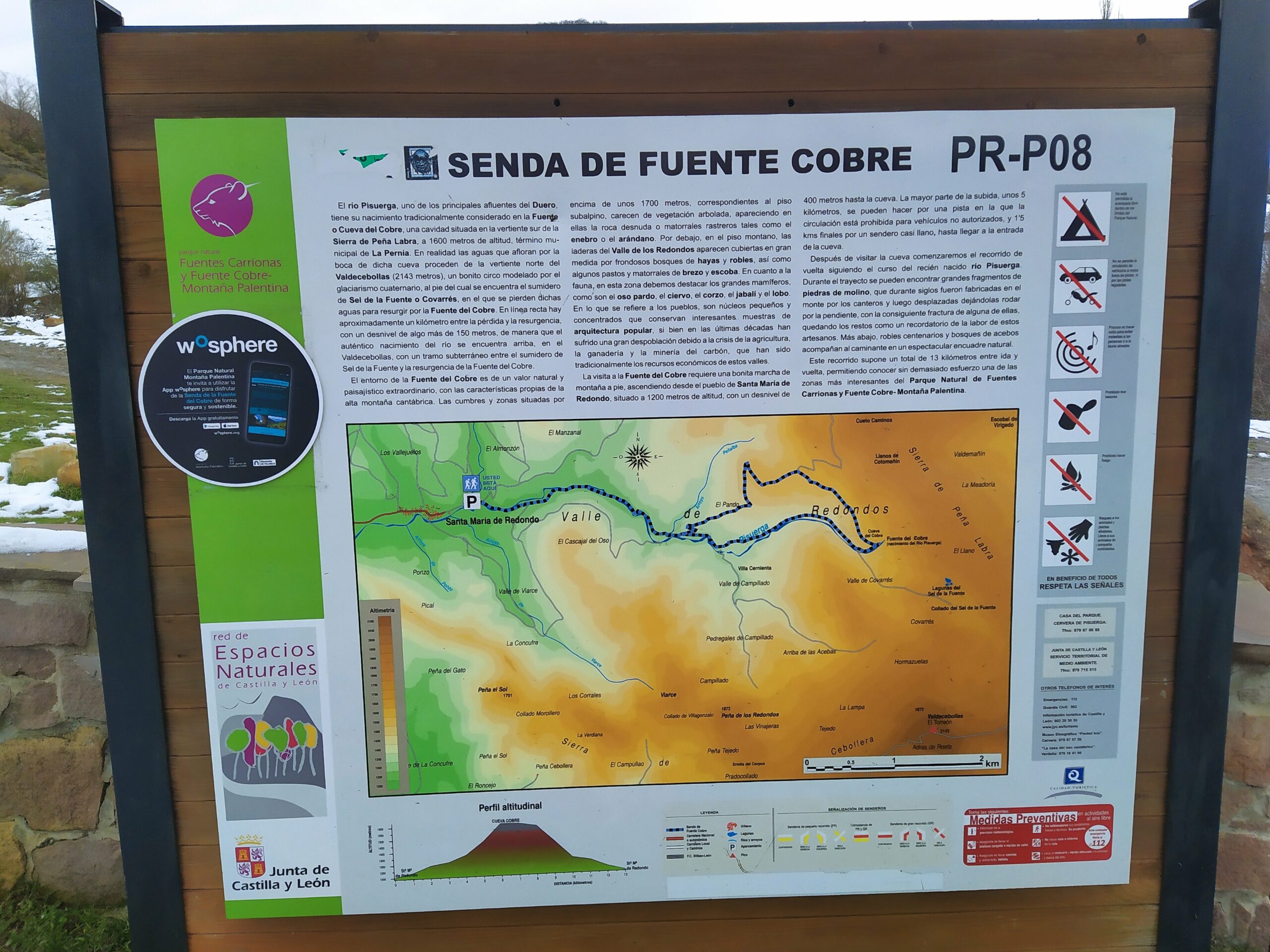 Cartel informativo de la ruta del nacimiento del Pisuerga